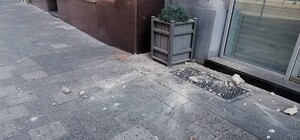 У центрі Львова на хідник обвалився фасад будинку – фото