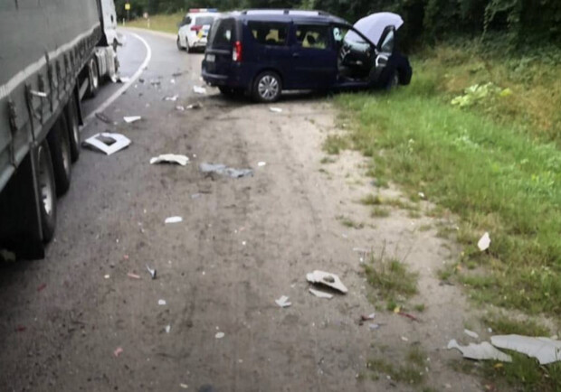 Біля Львова водій автомобіля врізався у вантажівку і загинув 