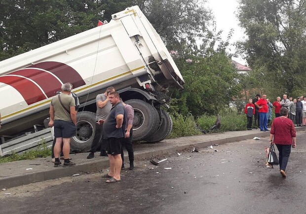 На Мостищині вантажівка злетіла з траси 