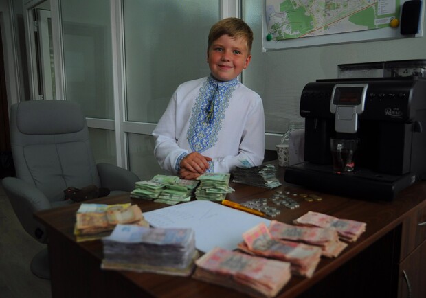 8-річний хлопчик зібрав понад 70 тисяч гривень на ЗСУ, гасторлюючи Львівщиною 