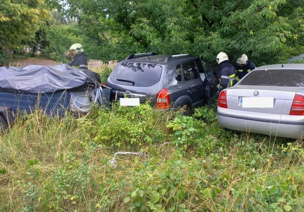 В Червонограді два автомобілі злетіли з траси 