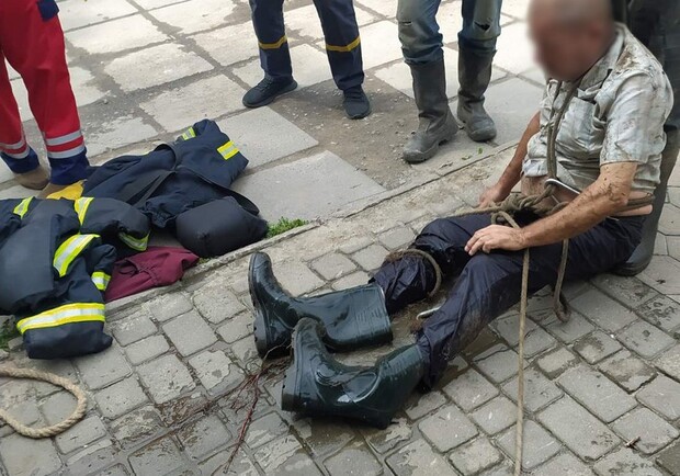 У Львові чоловік впав в каналізаційний люк 