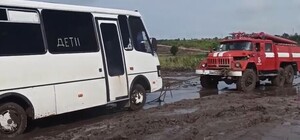 Запорізькі рятувальники витягли 70 авто з людьми на розмитій 