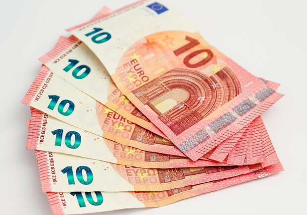 Курс валют в Україні 17 серпня 2022 року: скільки коштує долар і євро. 