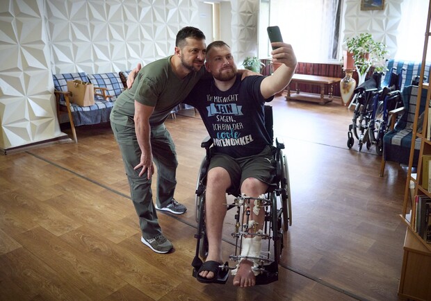 Володимир Зеленський відвідав поранених військових у львівській лікарні 