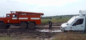 Запорізькі рятувальники витягли 11 мікроавтобусів на розмитій 