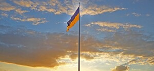 Найбільший прапор України у Києві на схилах Дніпра поміняють до Дня державного прапора