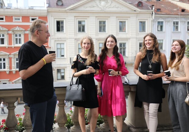 Садовий випив кави з львівськими школярами і роздав по 15 тисяч гривень 