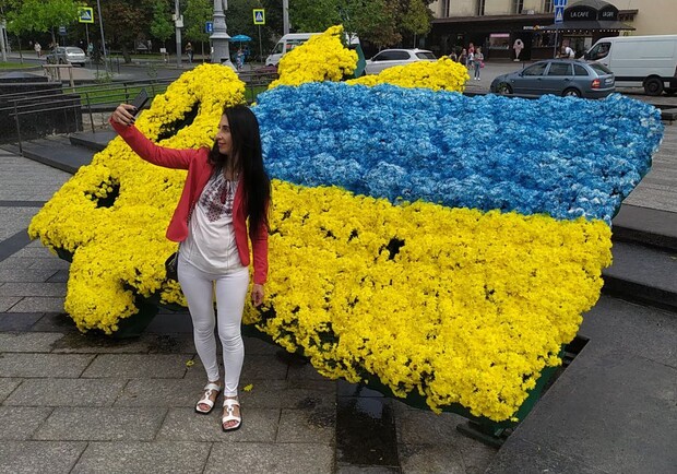 Нове місце для селфі: у центрі Львова створили патріотичну інсталяцію з квітів. 
