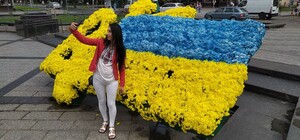 Нове місце для селфі: у центрі Львова створили патріотичну інсталяцію з квітів 