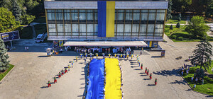 Під звуки сирен та з патріотичним перформансом: як у Дніпрі відзначили День Незалежності