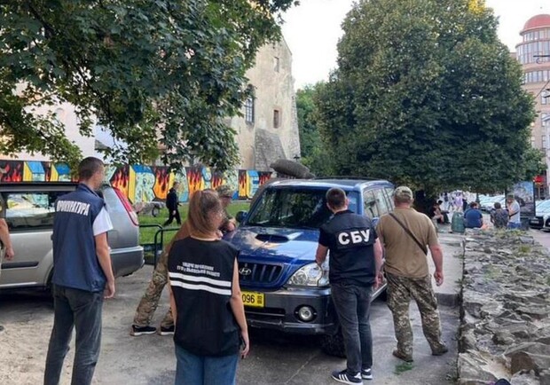 Відомий львівський художник долучився до волонтерського руху, щоб заробляти на продажу автомобілів для ЗСУ 