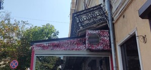 У центрі Одеси балкон будинку-пам'ятника архітектури впав прямо на дах кафе