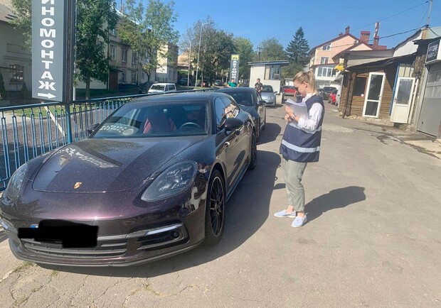 У львівського бізнесмена вилучили Porsche Panamera за несплату податків 