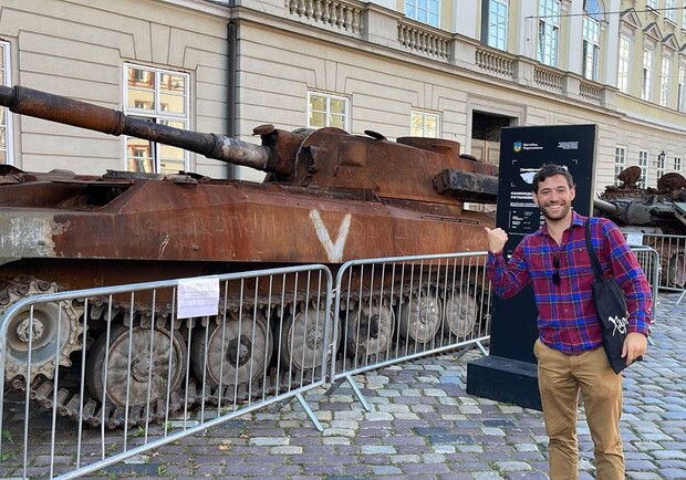 Радник конгресу США приїхав до Львова та сфотографувався з розтрощеним російським танком. 