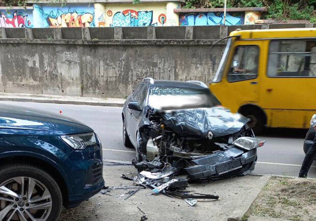 У Львові автомобіль розсипався на запчастини після ДТП 