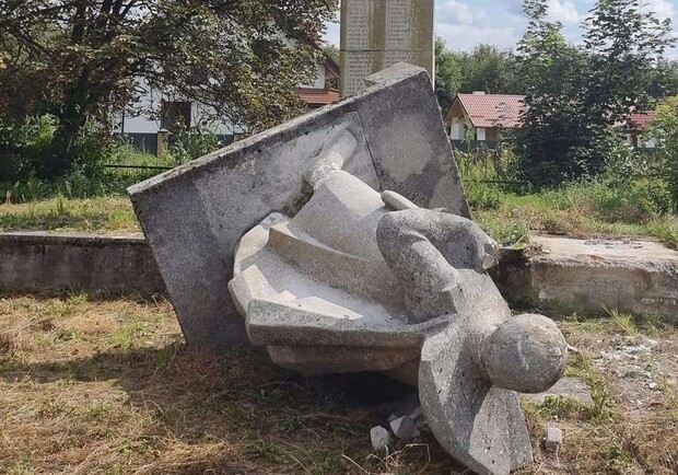 Нічна негода завалила останній пам‘ятник радянського часу в Комарнівській територіальній громаді 