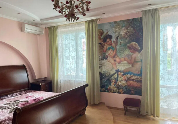 У Львові здають квартиру з чотирма балконами, двома камінами і санвузлами – фото та ціна. 