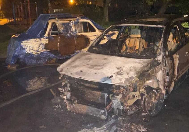 У Львові вночі згоріли три автомобілі 