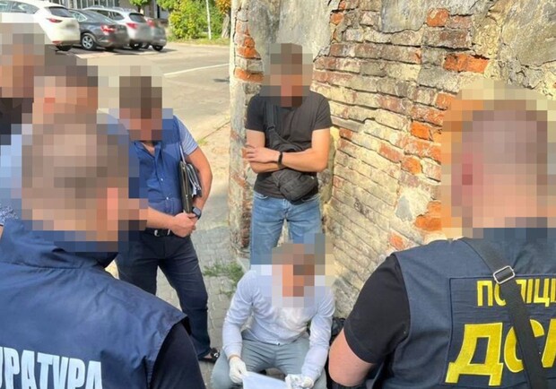 Львівський директор благодійної організації брав 2 тисячі доларів за вивезення чоловіків за кордон 