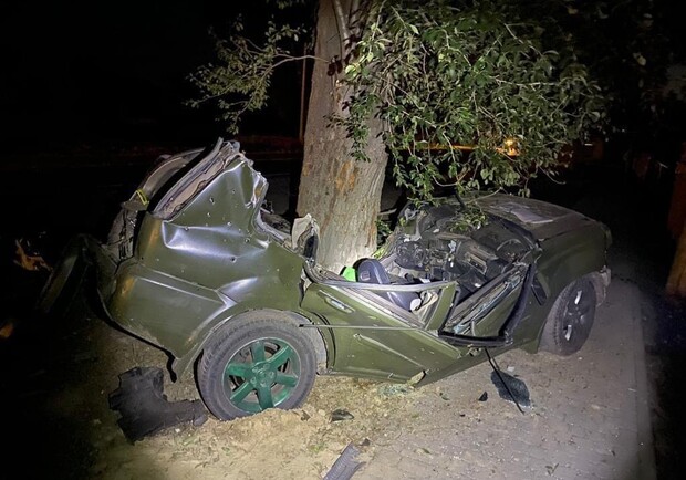 Біля Львова автомобіль "влетів" у дерево, загинули двоє людей — фото з місця ДТП. 