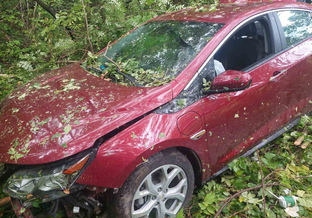 Біля Золочева водійка червоного автомобіля злетіла з траси і застрягла між дерев 