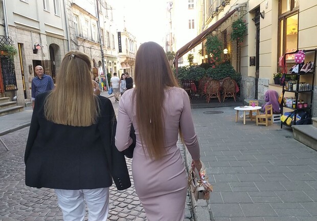 У Львові помітили жінку з іконою на голові — фото. 