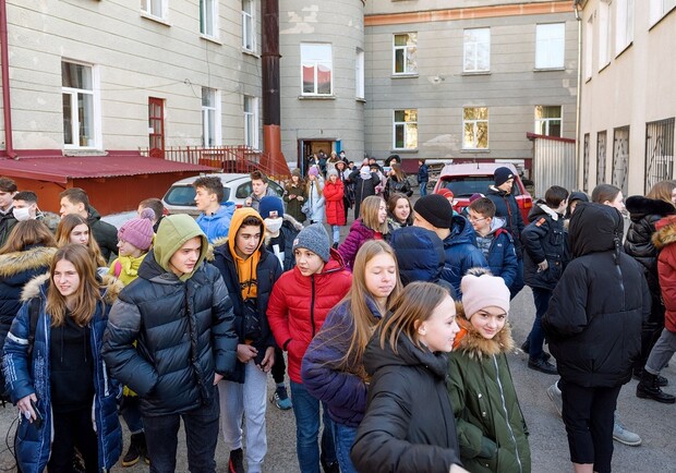 Через повідомлення про замінування львівських шкіл евакуйовують учнів 