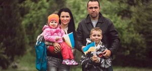 Ексгумація тіл із могил в Ізюмі: чоловіка з синьо-жовтим браслетом на руці впізнала його дружина