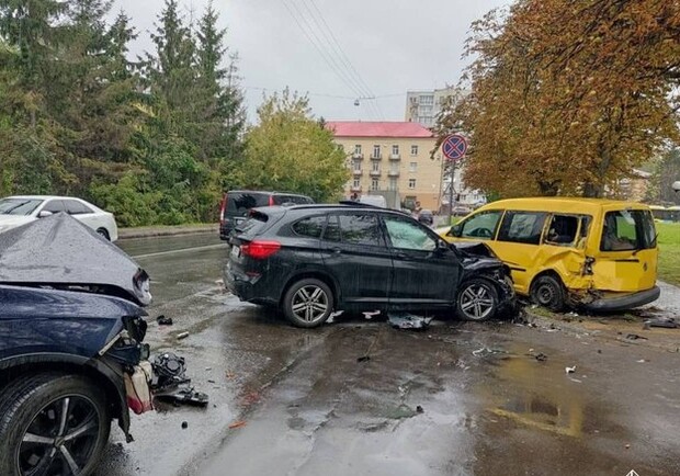 У Львові водій автомобіля врізався у дві машини і зніс дорожні знаки 