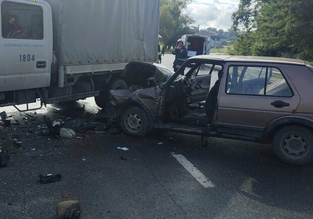 Біля Львова легковий автомобіль в'їхав у вантажівку — фото з місця смертельної ДТП. 