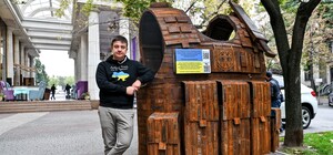 У центрі Запоріжжя встановили символ опору – 2,5-тонний бронежилет