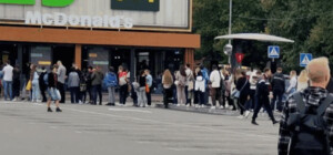 У відкриті сьогодні ресторани McDonald's стояли величезні черги