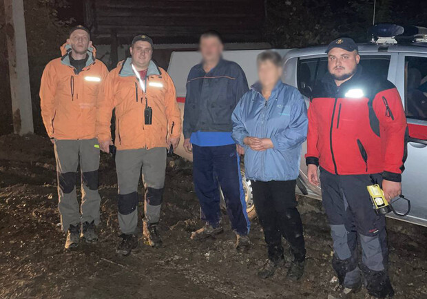 Рятувальники майже опівночі знайшли пару грибників, яка заблукала в лісі біля Львова 