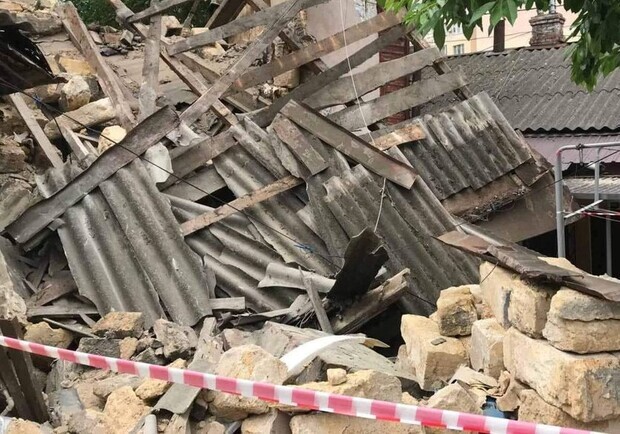 Внаслідок обвалу даху у селі біля Львова загинув чоловік. 