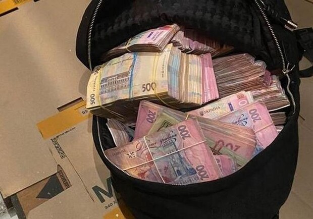 Шестизначна сума: на одному з блокпостів Львова знайшли торбу з грішми та листом — фото. 
