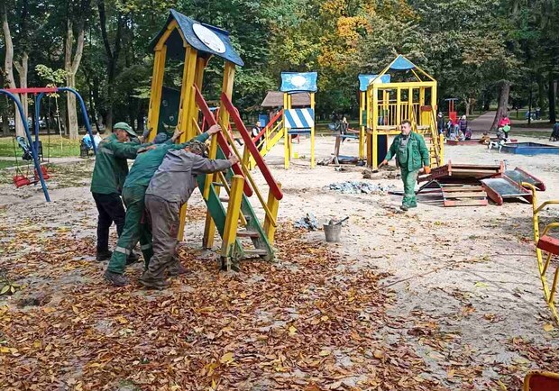 У парку Франка у Львові демонтують популярний дитячий майданчик — що там буде. Фото: facebook.com/lvivmistobud