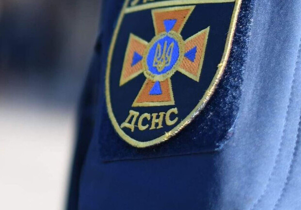 Аби врятувати львів'янку, надзвичайникам довелося лізти до неї через балкон. 