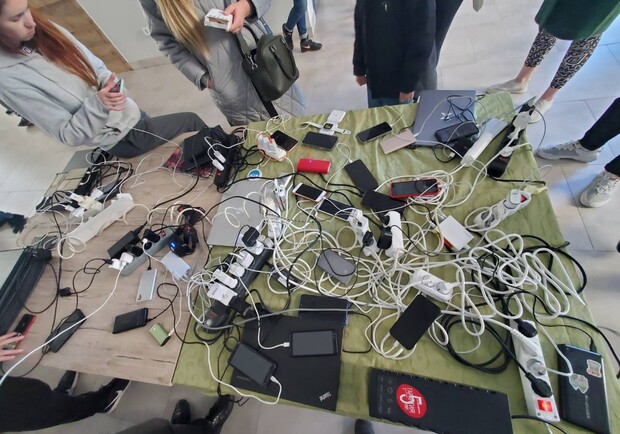 Як ОСББ у Львові рятують мешканців від розряджених гаджетів — фото. 