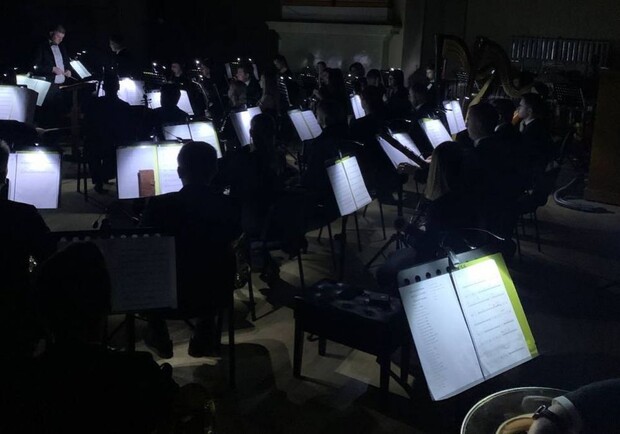 Концерт з ліхтариками: Львівський органний зал запрошує послухати музику Баха у темряві. 