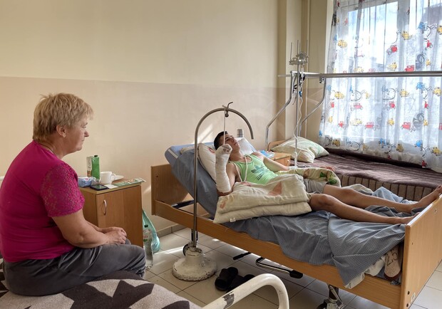 Львівські лікарі врятували підліткові руку, яку переїхав віз 