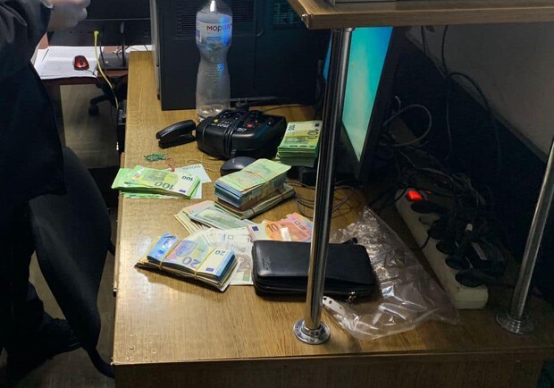 Двоє чоловіків намагались незаконно вивезти через "Шегині" понад 3 мільйони гривень 