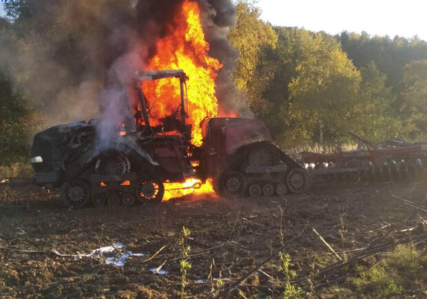 Серед поля на Яворівщині загорівся трактор. 