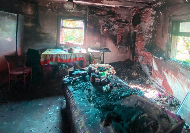 У селі біля Львова небайдужі сусіди, винесли з охопленої вогнем хати 92-річну бабусю. 