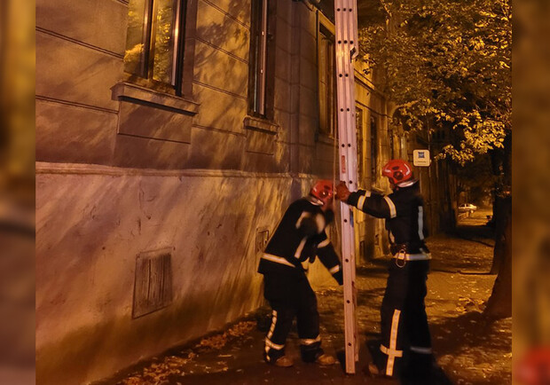Під час пожежі в офісному приміщенні врятували чоловіка 