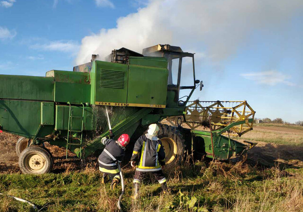 На Самбірщині загорівся комбайн JOHN DEERE 955 