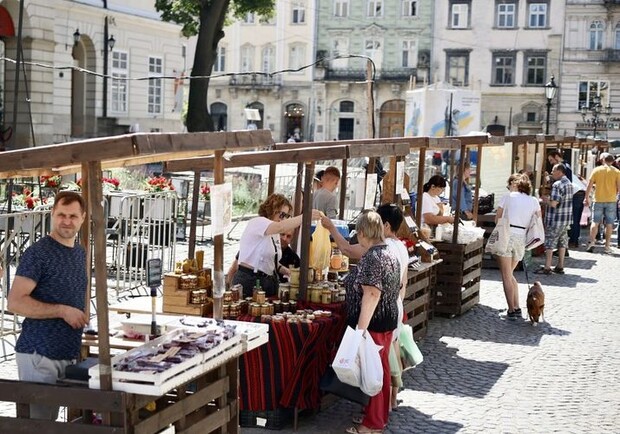 Роботу Фермерського ярмарку на площі Ринок у Львові продовжили. 