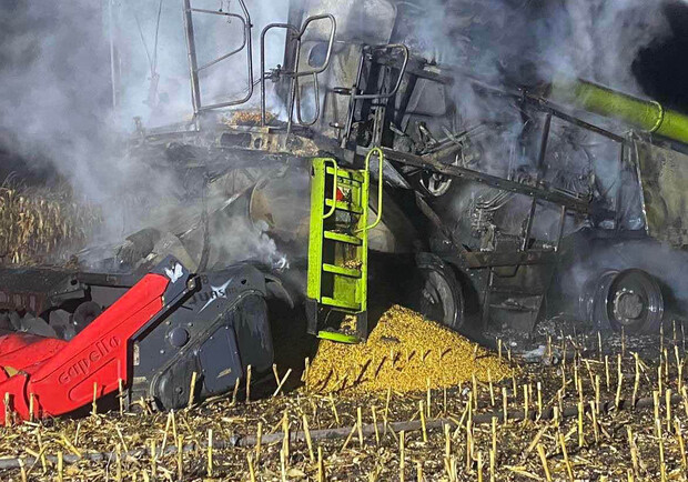 На Кам’янка-Бужчині загорівся комбайн, знищено 8 тонн кукурудзи 