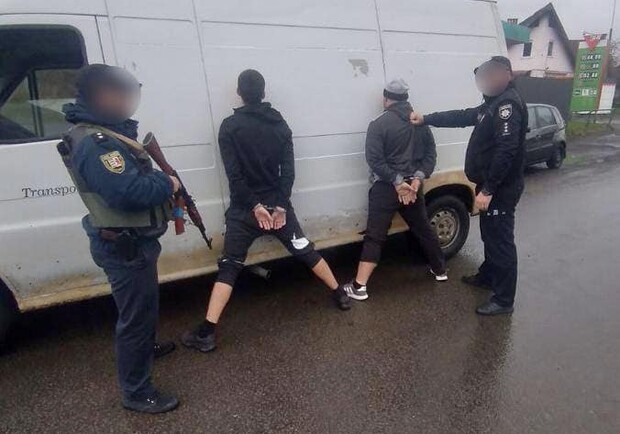 На Закарпатті затримали двох чоловіків, які на Львівщині викрали з автомобіля пів мільйона гривень. 