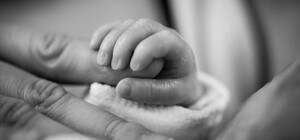 На Дніпропетровщині матір викинула немовля у вигрібну яму